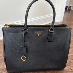 Authentic Large Prada Santiano LuxNero leather BAG. Like-New condition.No flaws.